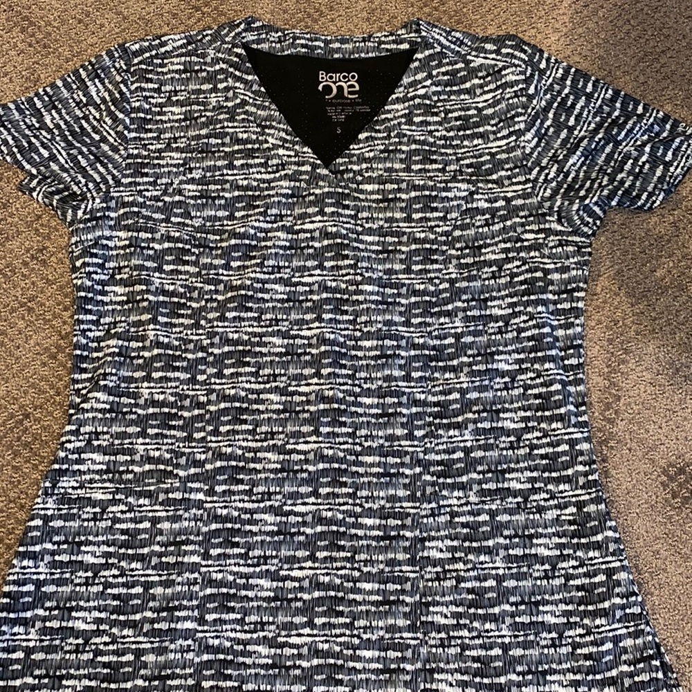 Barco one scrub top. Size small